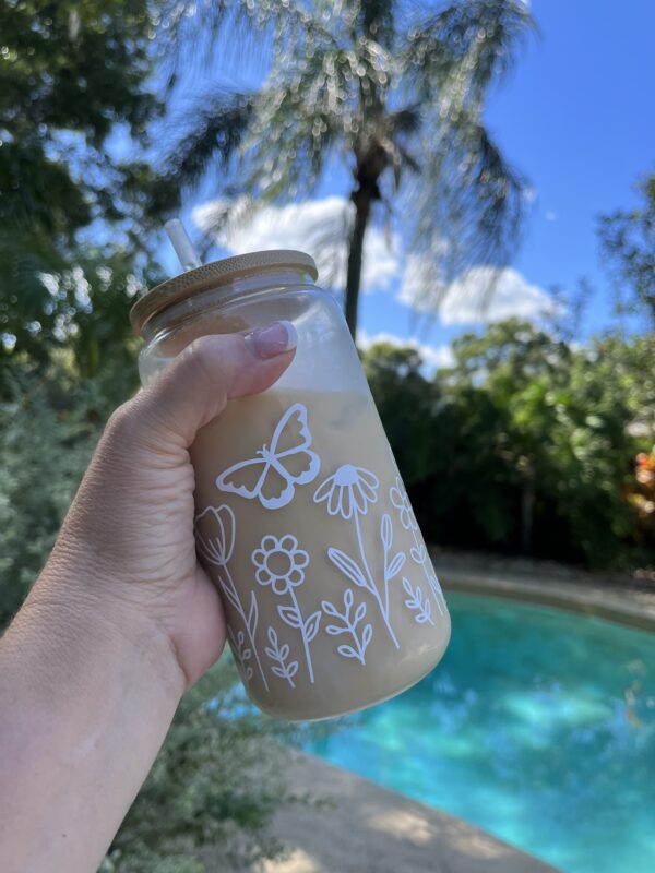 White wildflower glass can